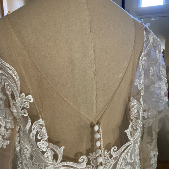 UNIQUE HIGH-LOW BRIDAL DRESS:14/16: - Picture 4 of 16